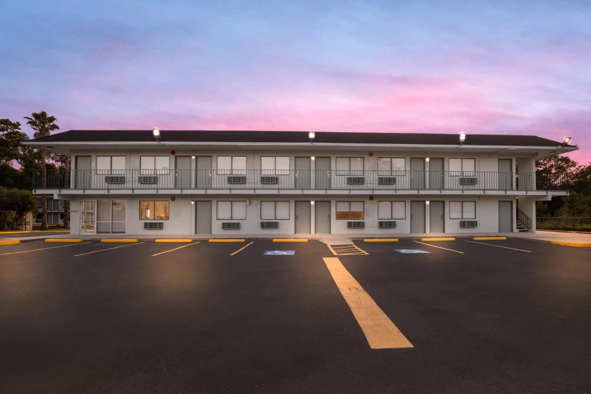 Motel Hometowne By Red Roof Orange, Tx 2*