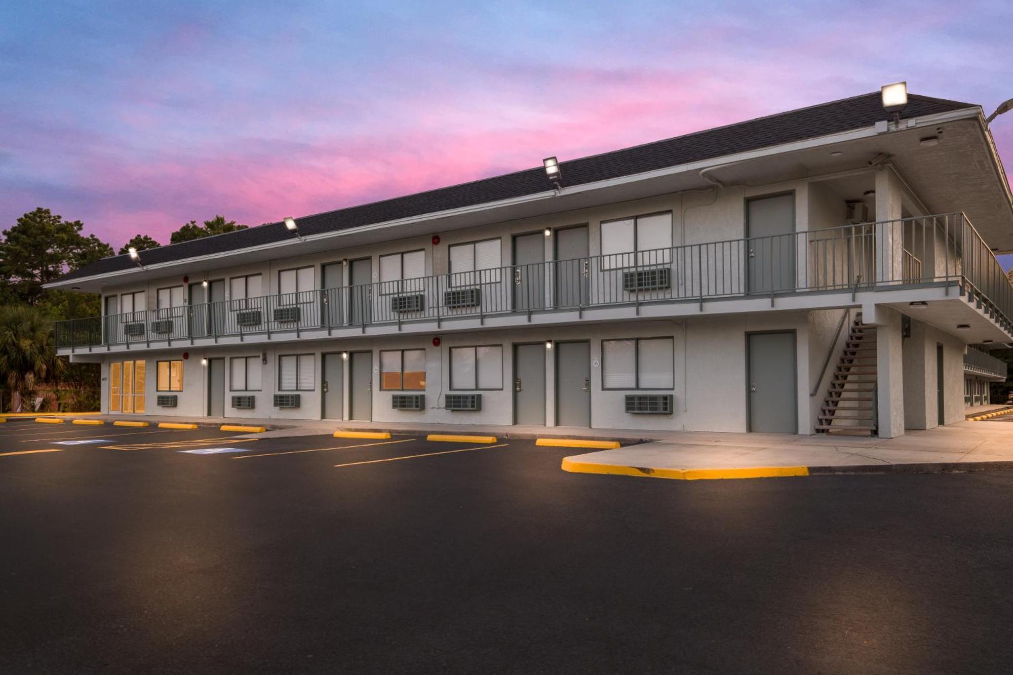 Hometowne By Red Roof Orange, Tx Motel 2*